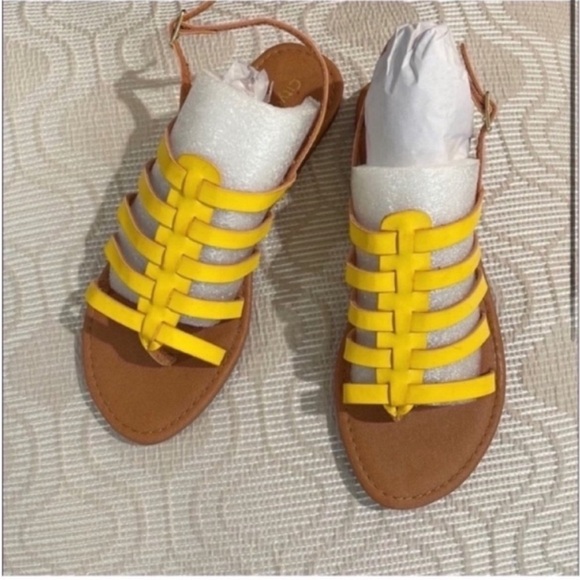 Strappy flat sandals - Picture 1 of 3